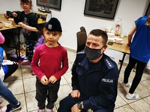 policjant pozuje do zdjęcia z dziewczynką