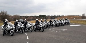 grupa motocyklistów na torze jazdy w ośrodku szkolenia