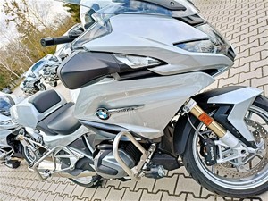 nowoczesne motocykle marki BMW ustawione na parkingu