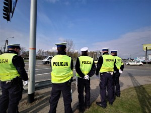 stojący w grupie policjanci ruchu drogowego