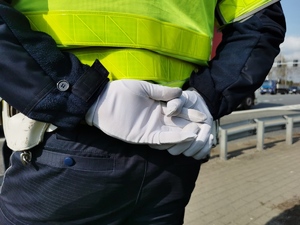 zbliżenie na białe rękawiczki policjanta ruchu drogowego