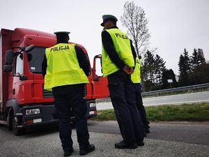 policjanci kursu specjalistycznego stoją przed ciężarówką