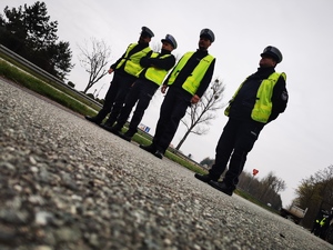 czterech policjantów stoi przy trasie DK 81