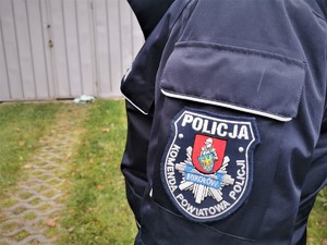 na zdjęciu widać fragment policyjnego munduru, na ramieniu naszywka: Komisariat Policji w Orzeszu
