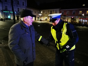 na zdjęciu policjant drogówki, który rozmawia ze starszym mężczyzną
