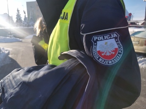 na zdjęciu widoczny fragment policyjnego munduru i naszywka: Komenda Wojewódzka Policji w Katowicach