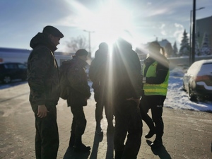 na zdjęciu widać policjantów, którzy rozmawiają z uczniami klasy mundurowej