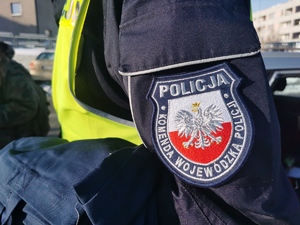 na zdjęciu widać naszywkę z napisem Komenda Powiatowa Policji w Mikołowie
