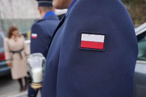 polska flaga na policyjnym mundurze
