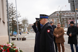 mundurowi oddają hołd ofiarom Tragedii Górnośląskiej. Centrum Łazisk Górnych