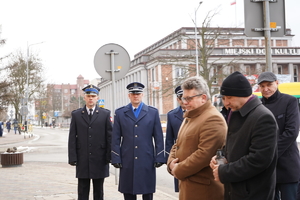 na zdjęciu widać dwóch mundurowych oraz pozostałych uczestników uroczystości w Łaziskach Górnych