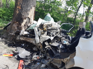 wrak pojazdu, który uczestniczył w wypadku na drodze między Wyrami a Mikołowem