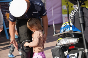 policjant drogówki przytula dziewczynkę