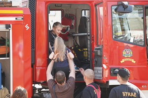 dzieci oglądają wóz straży pożarnej