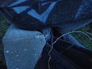 fragment uszkodzonej karoserii pojazdu