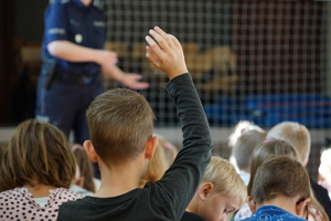 uczeń podnosi rękę podczas zajęć profilaktycznych