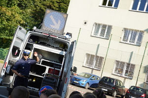 Ambulans Pogotowia Ruchu Drogowego w trakcie prezentacji za zapleczu szkoły