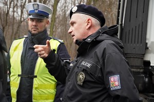 policjant polskiej drogówki oraz policjant z Republiki Czeskiej