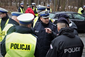 grupa policjantów rozmawia z wykładowcą szkoły
