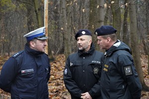 policjant ze szkoły rozmawia z policjantami z Czech