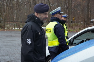 mundurowy z czeskiej policji oraz policjanci polskiej drogówki