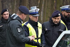 policjanci drogówki podczas kontroli samochodu rozmawiają z policjantem z Czech