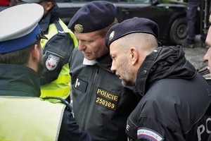 policjanci w Mikołowie przy trasie drogi krajowej w dzielnicy Borowa Wieś