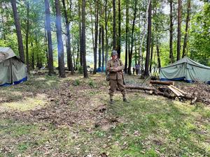 na zdjęciu widać żołnierza w lesie