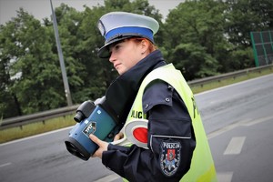 na zdjęciu widać policjantkę