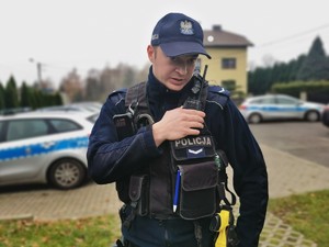 na zdjęciu widać policjanta