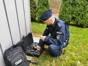 na zdjęciu widać policjanta