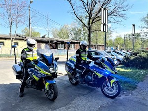 na zdjęciu widać policjantów na motocyklach