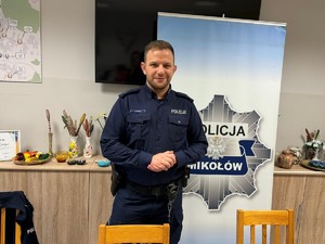 na zdjeciu widać policjanta