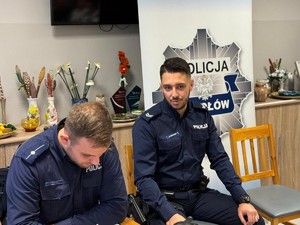 na zdjeciu widać policjantów