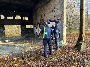 na zdjeciu widać policjantów przed pustostanem