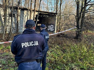 na zdjeciu widać policjantów i budynek