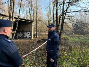 na zdjeciu widać policjantów i budynek