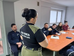 na zdjęciu widać strażniczkę oraz słuchaczy