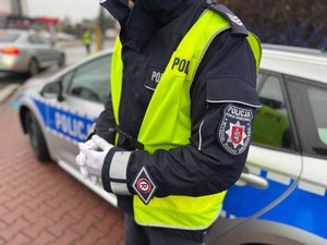 na zdjeciu widać naszywkę z napisem Policja