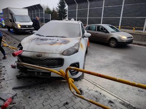 na zdjęciu widać rozbity samochód