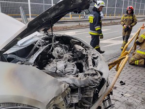 na zdjęciu widać rozbity samochód
