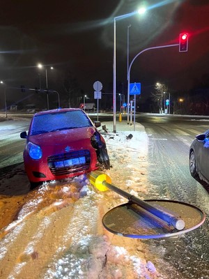 na zdjęciu widać samochód i uszkodzony znak