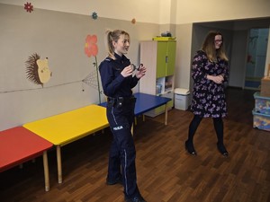 na zdjęciu widać policjantkę