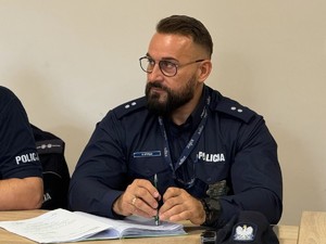 na zdjęciu widać policjanta