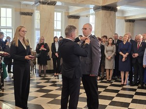 na zdjęciu widać mężczyznę i  policjanta