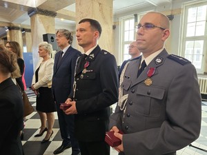 na zdjęciu widać policjanta i strażaka