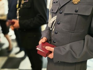 na zdjęciu widać medal