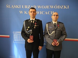 na zdjęciu widać policjanta i strażaka