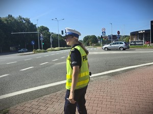 na zdjęciu widać policjantkę