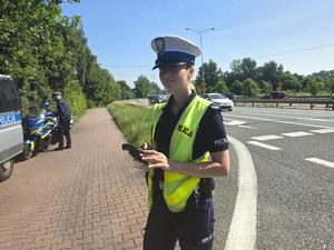 na zdjęciu widać policjantkę